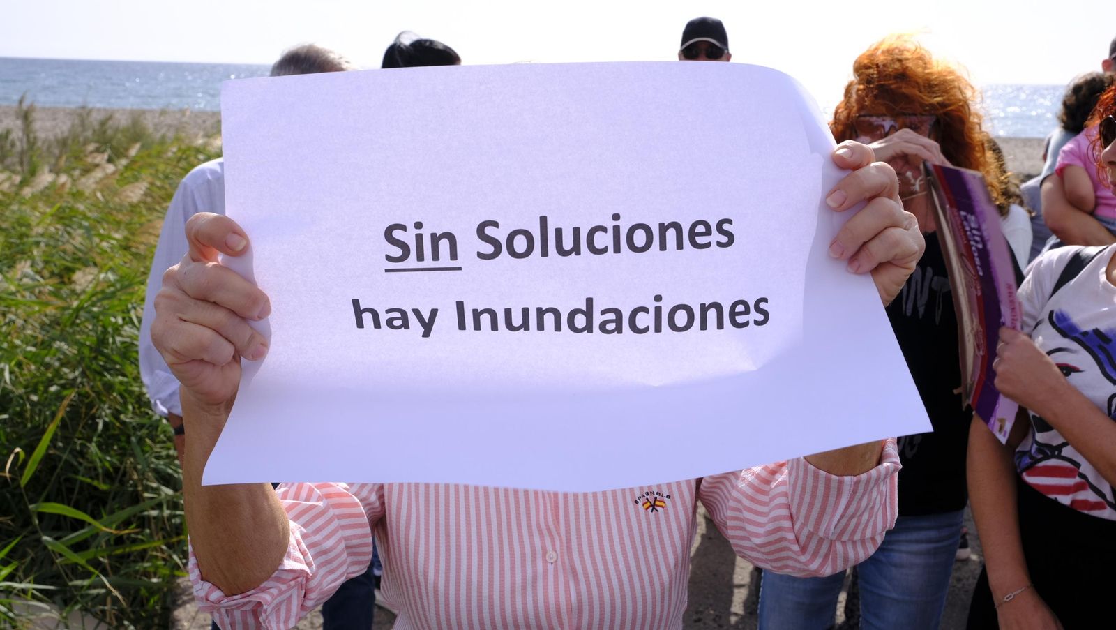 Los vecinos de Costacabana se manifiestan por el arreglo de su rambla, en imágenes