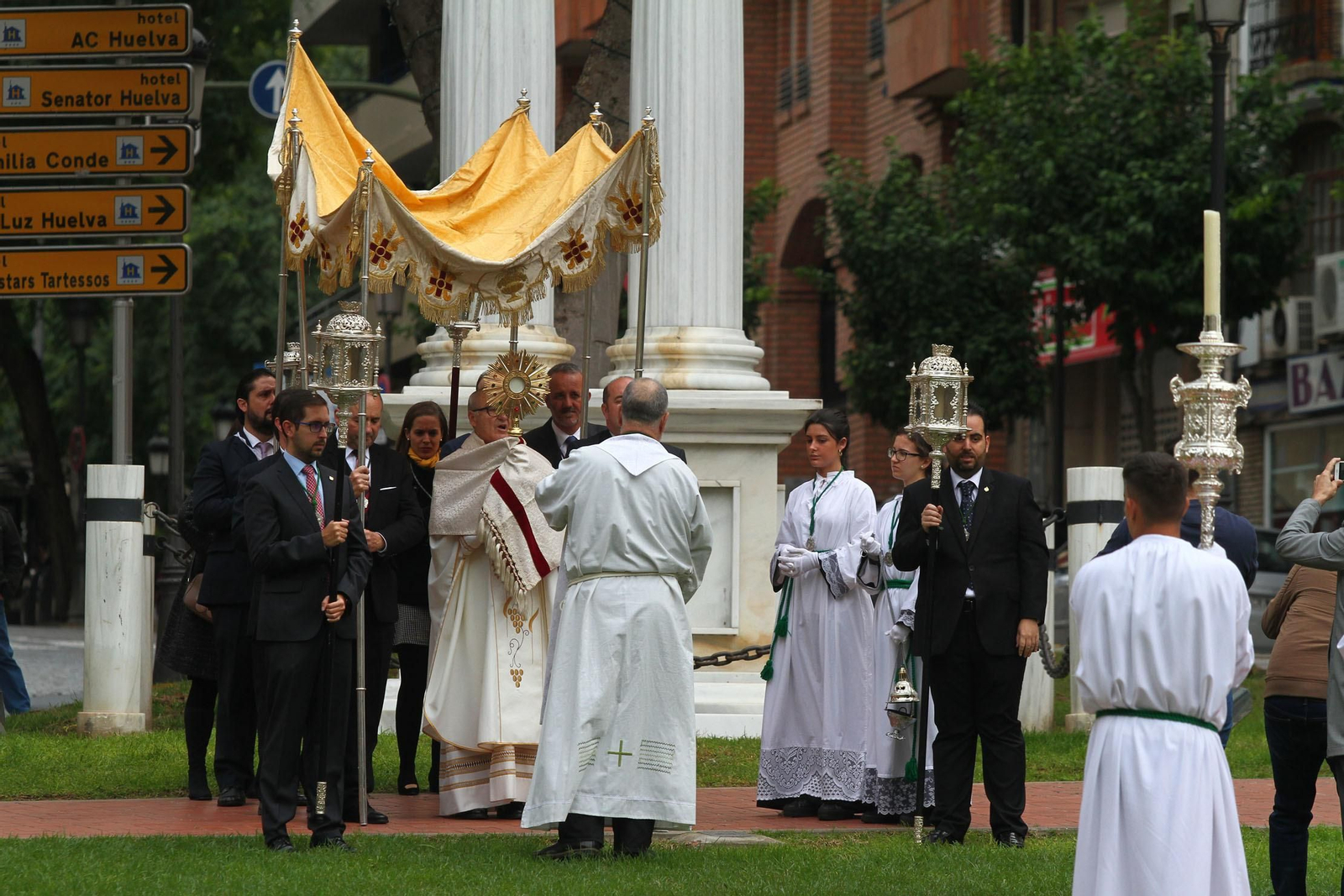 Procesión Solemne  de la Hermandad de La Vera Cruz, con el Santísimo Sacramento.