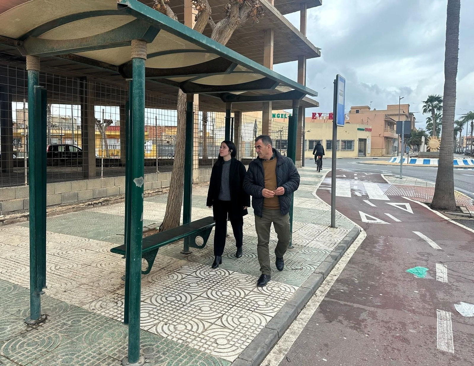 Alcalde y concejala visitan una de las marquesinas en mal estado.