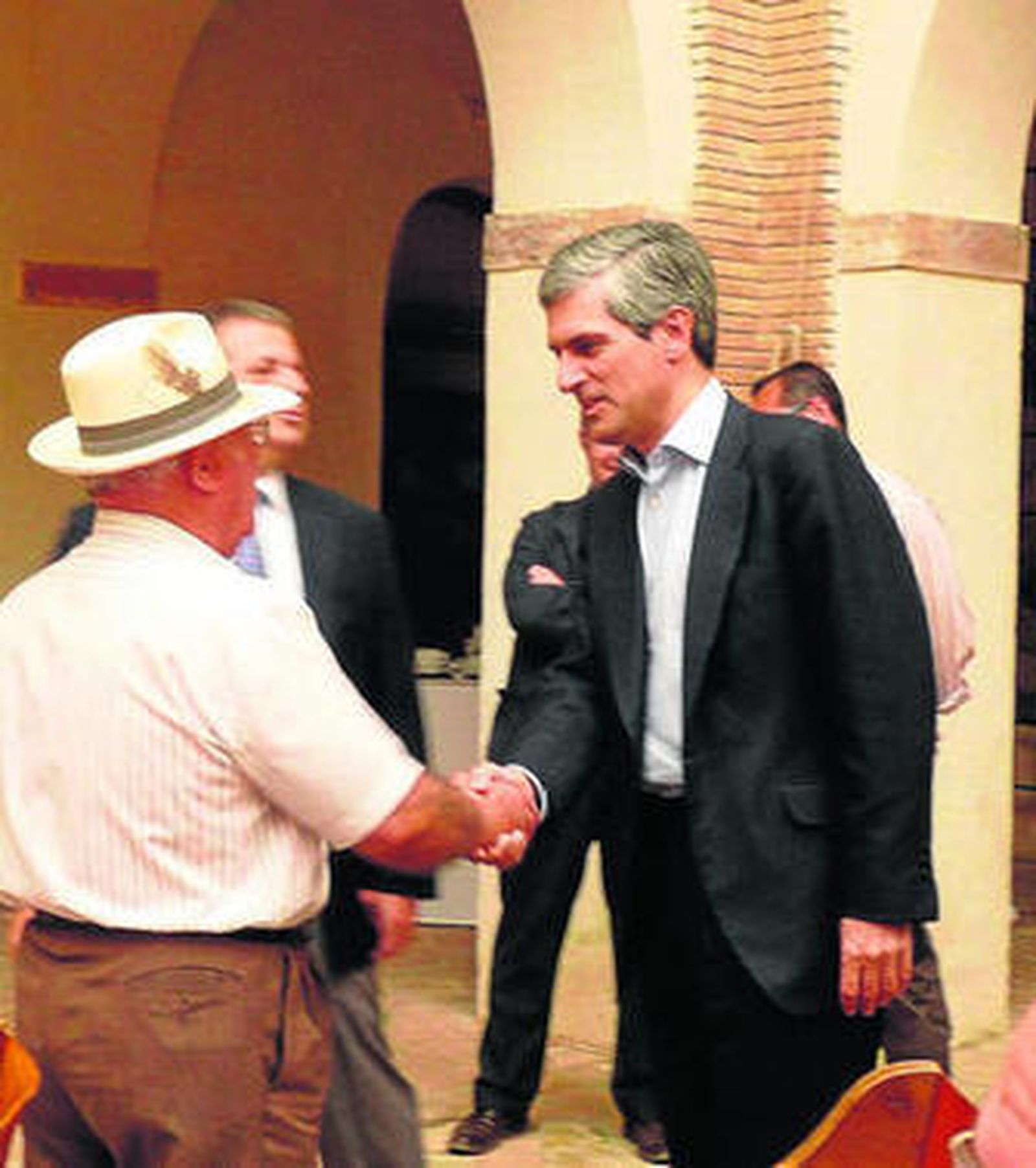 Suárez Illana saluda a uno de los asistentes al acto.