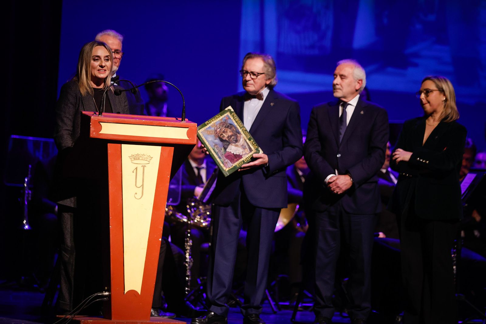 Entrega de las tapas de pregonero de la Semana Santa 2026 a Tito Ortiz