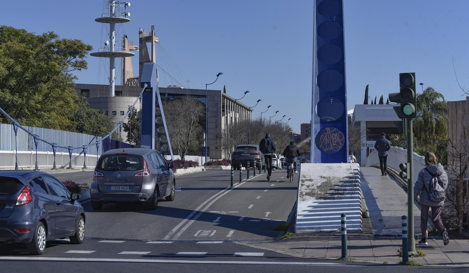 Vehículos en la Isla de la Cartuja.