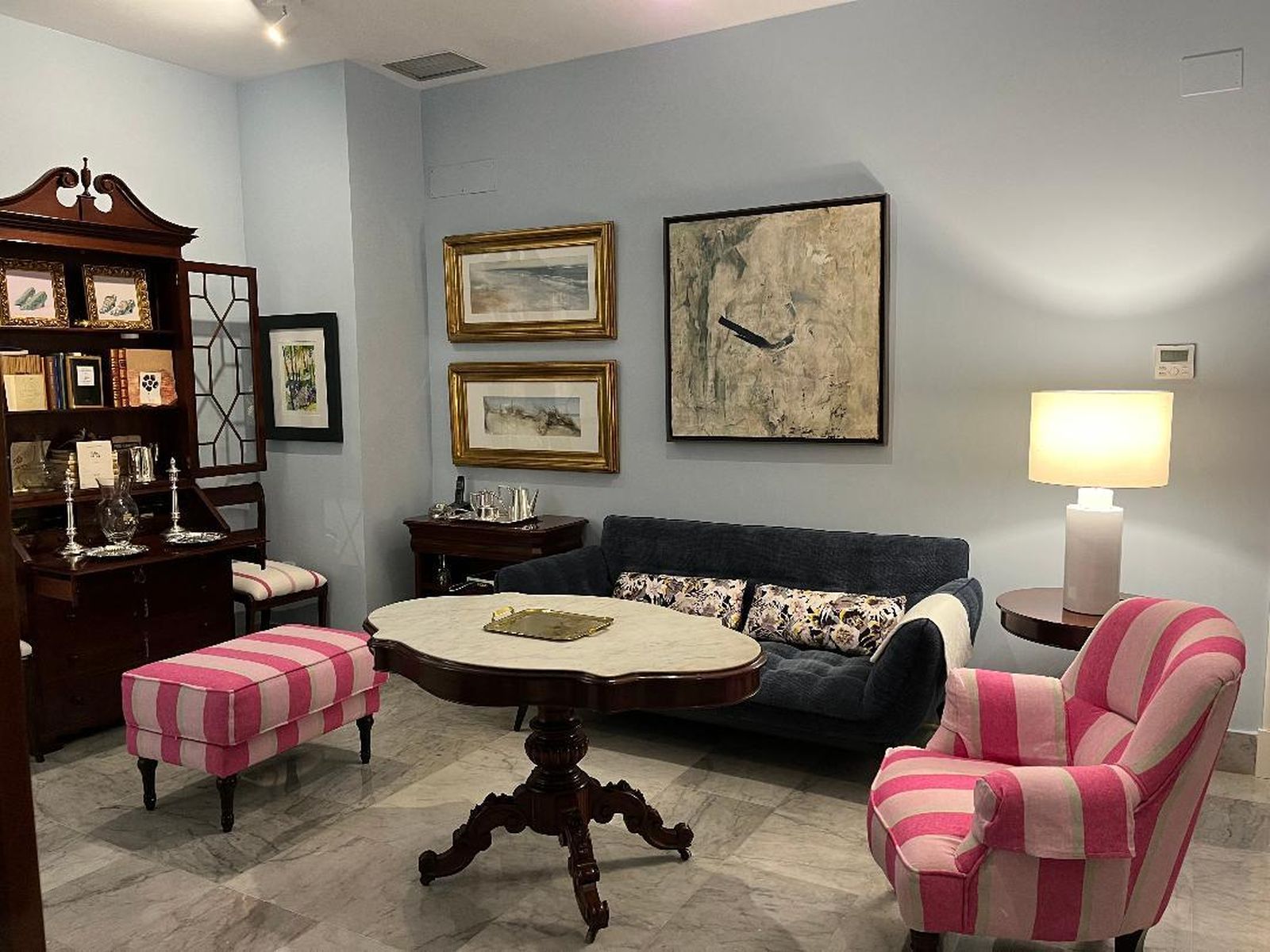 Salón. Pinturas del pintor gaditano Faly Casado cuelgan en diferentes espacios de la estancia.