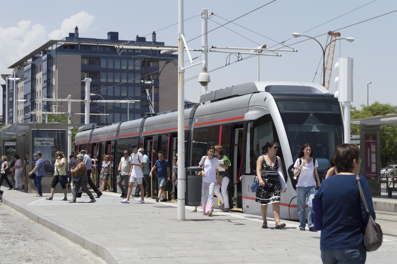 Para del tranvía en el intercambiador de transportes de San Bernardo