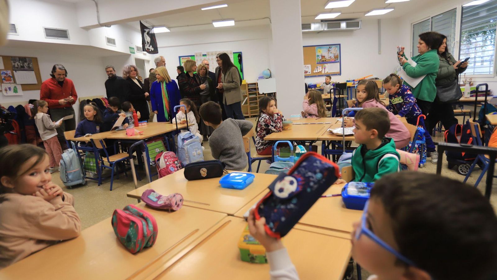 La directora, junto a los responsables políticos, visita una clase del CEIP Elio Antonio Nebrija de Jerez. La directora, junto a los responsables políticos, visita una clase del CEIP Elio Antonio Nebrija de Jerez.
