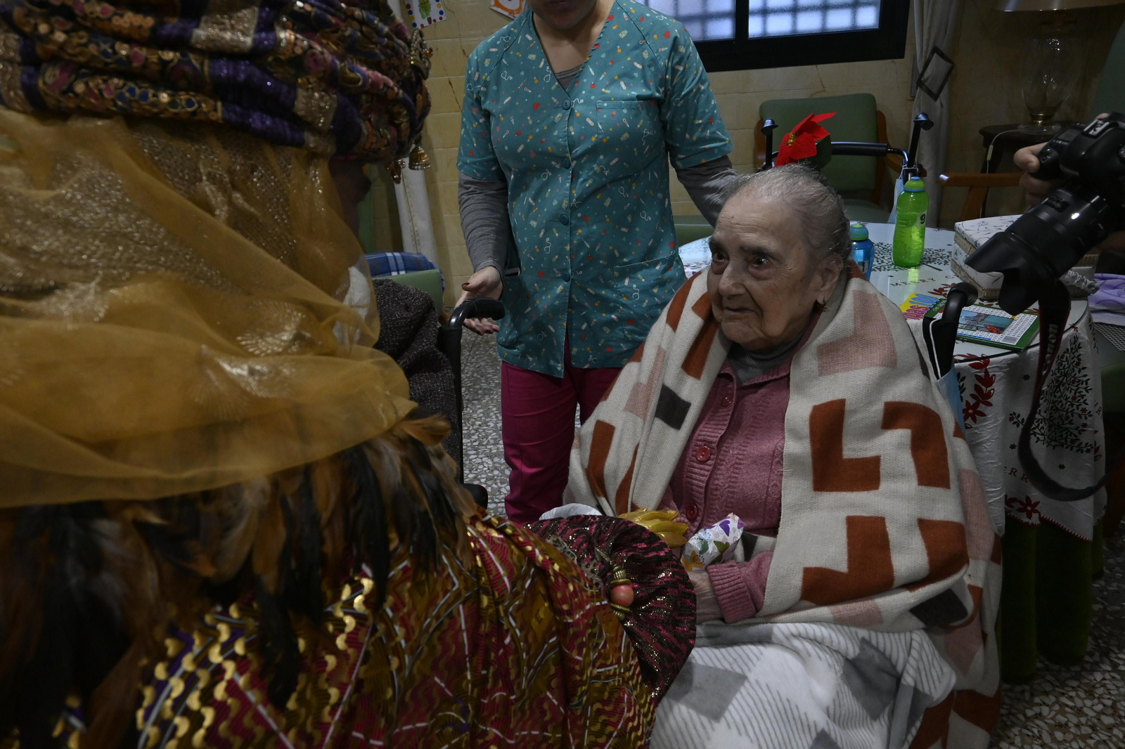 Visita de los Reyes Magos a los ancianos de los asilos de Huelva, en imágenes