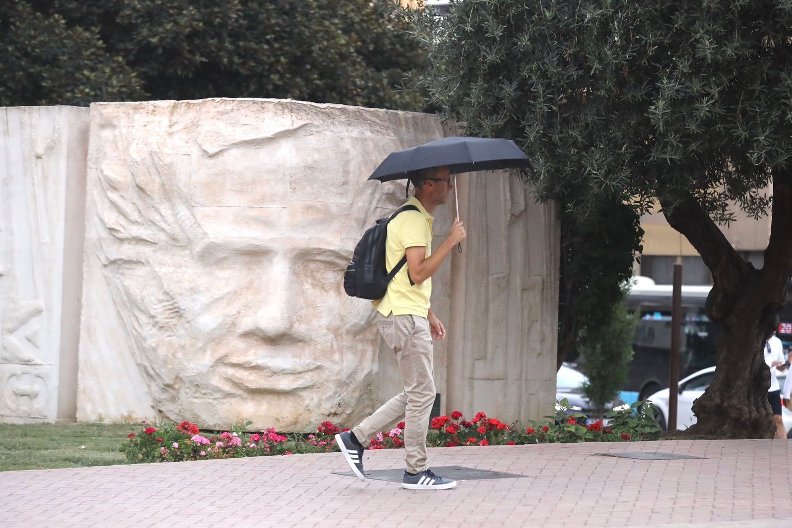 Un hombre pasea bajo la lluvia este domingo 18 de junio