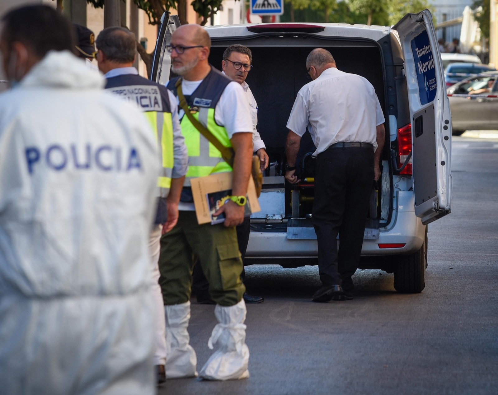 En imágenes, los momentos posteriores al asesinato en Dos Hermanas