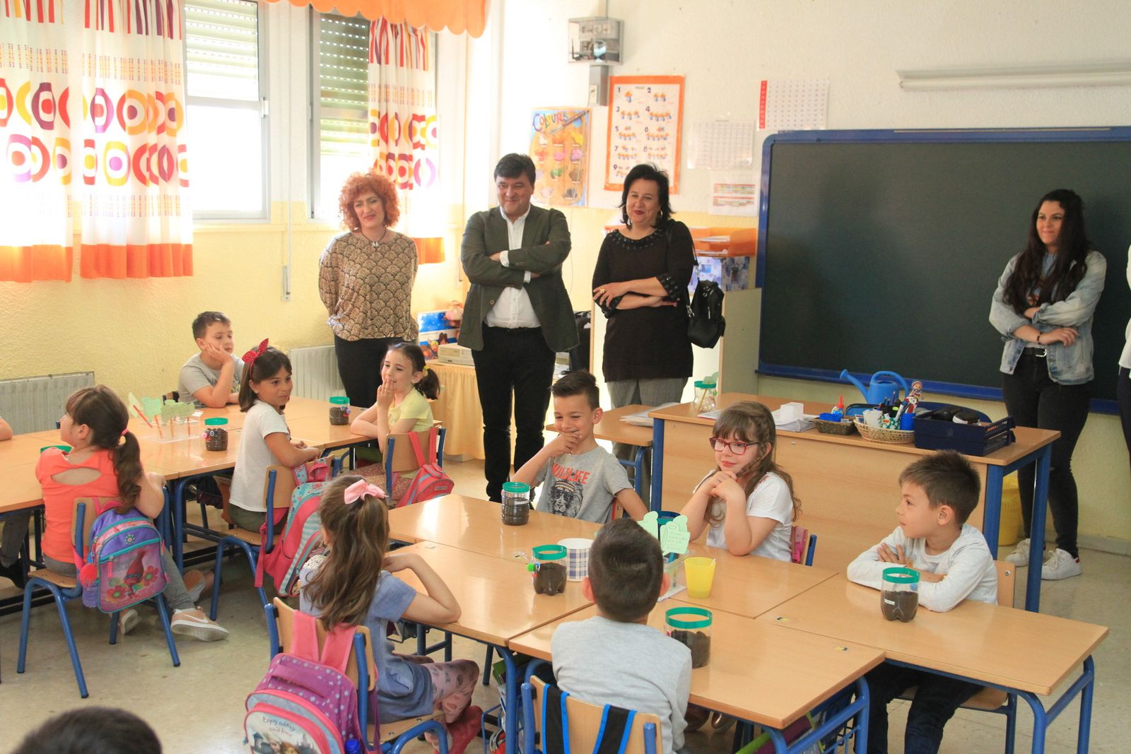 Imágenes de la plantación de árboles llevada a cabo en el colegio Los Rosales, con motivo del incendio del año pasado