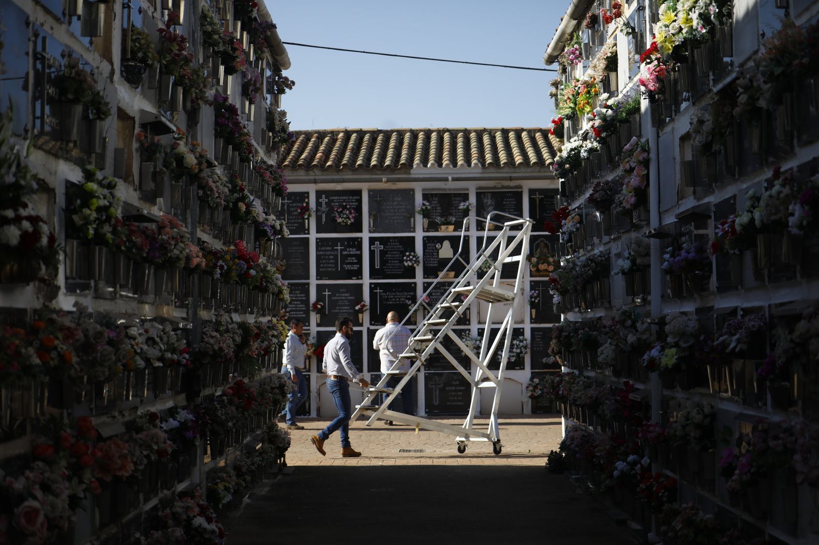 Las imágenes del día de Los Santos en los cementerios de Córdoba