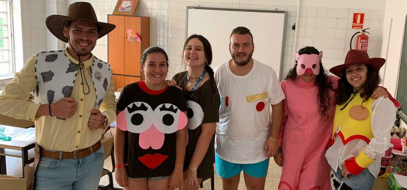 Monitores de la actividad de verano con disfraces ambientados en la película 'Toy Story'