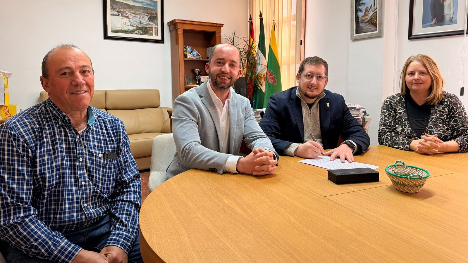 Sebastián Clares e Ismael Gil, en el centro de la imagen.