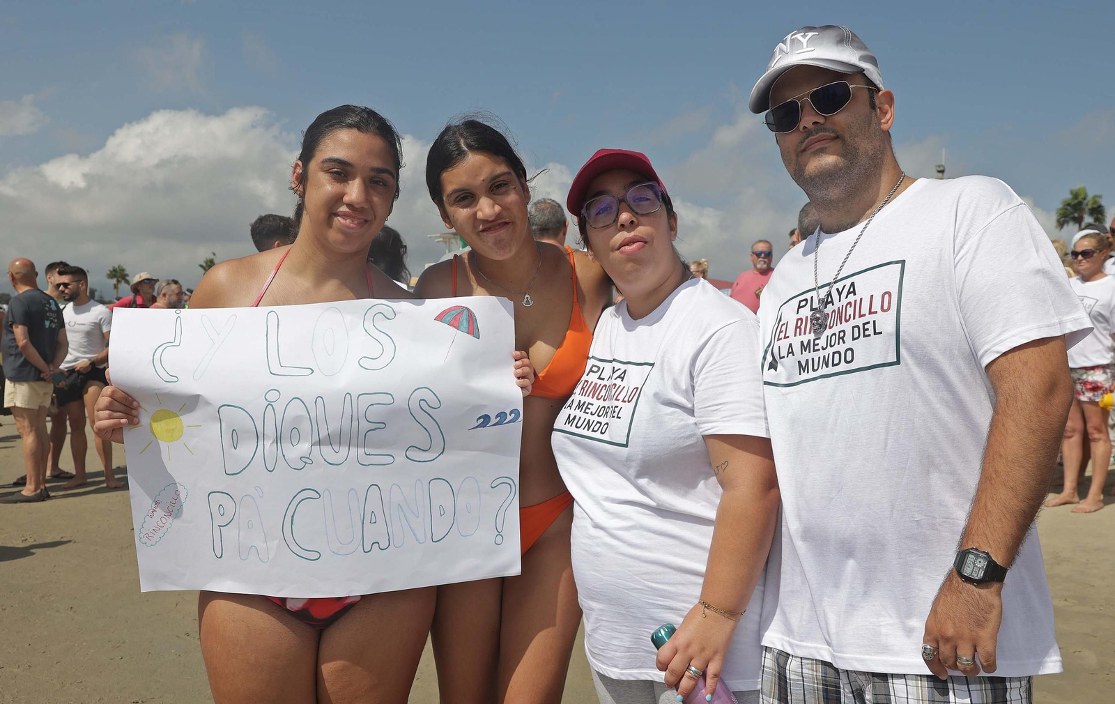 Fotos de la manifestación de la plataforma Salvemos El Rinconcillo y el grupo ecologista Verdemar en Algeciras