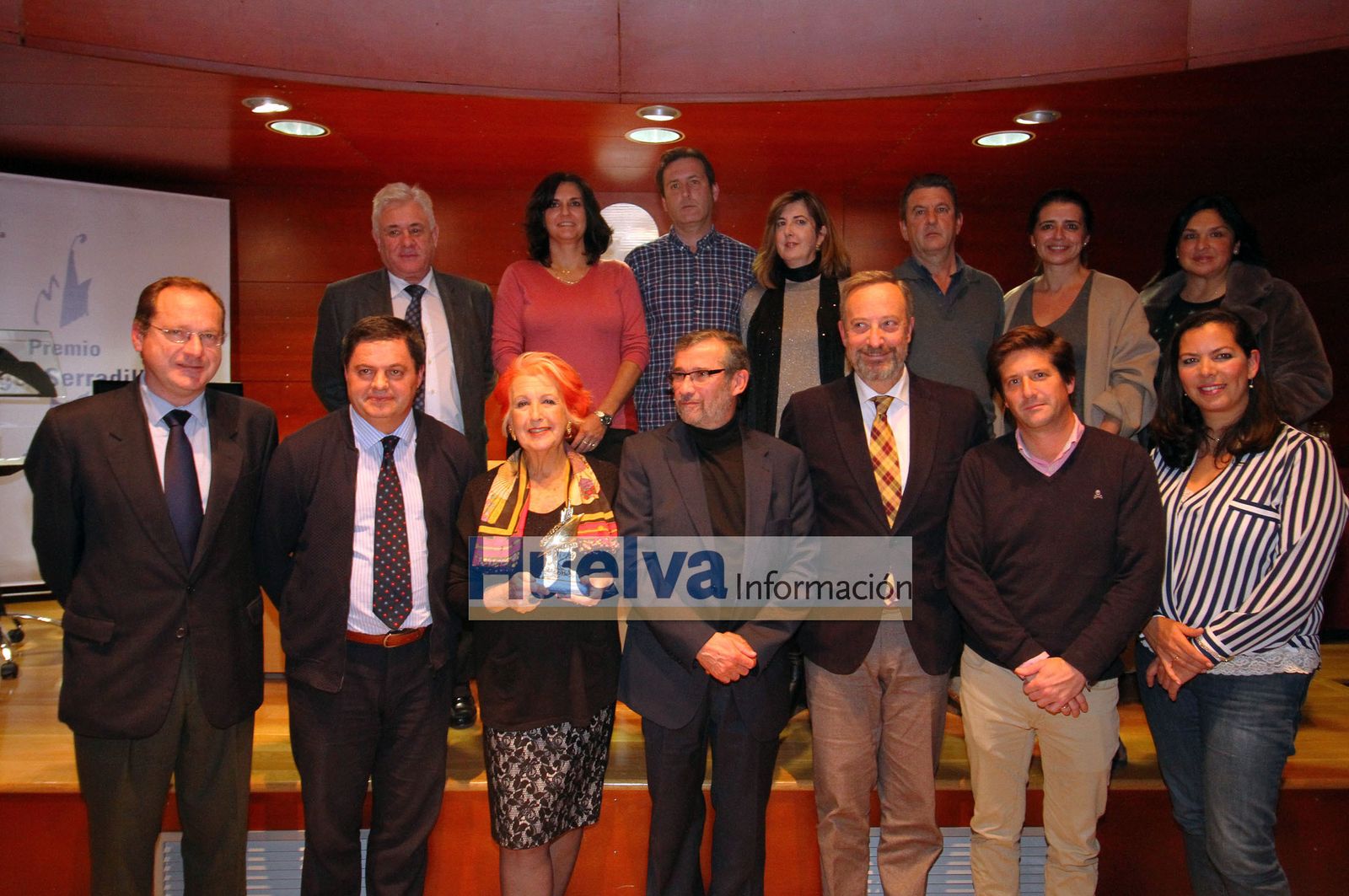 Imágenes de Mª Rosa Calaf recibiendo en premio Ángel Serradilla