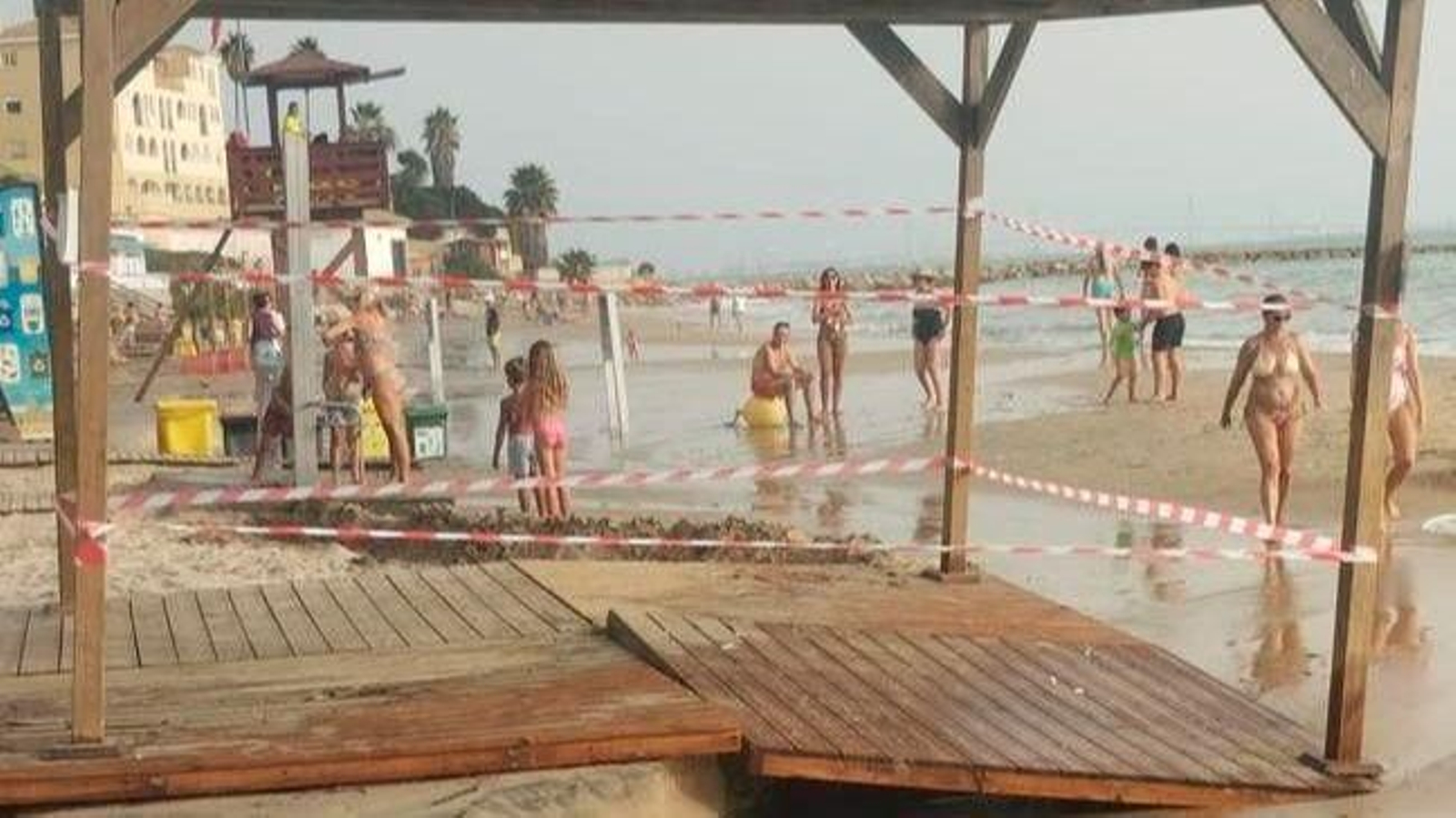 Daños en una pasarela de la playa de El Puerto de Santa María (Cádiz) provocada este lunes por el mar de fondo.