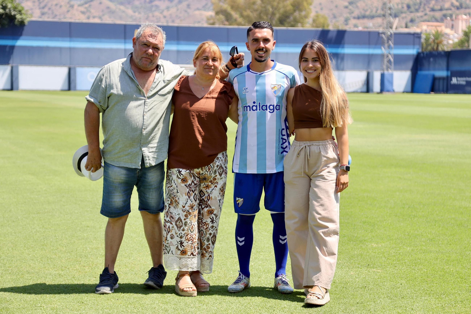 Joaquín Muñoz, radiante y con su gente en su primer día de malaguista