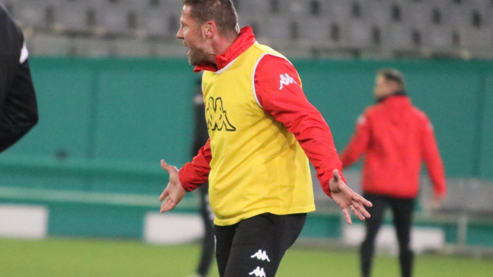 Curro Torres da indicaciones a sus jugadores durante el entrenamiento.