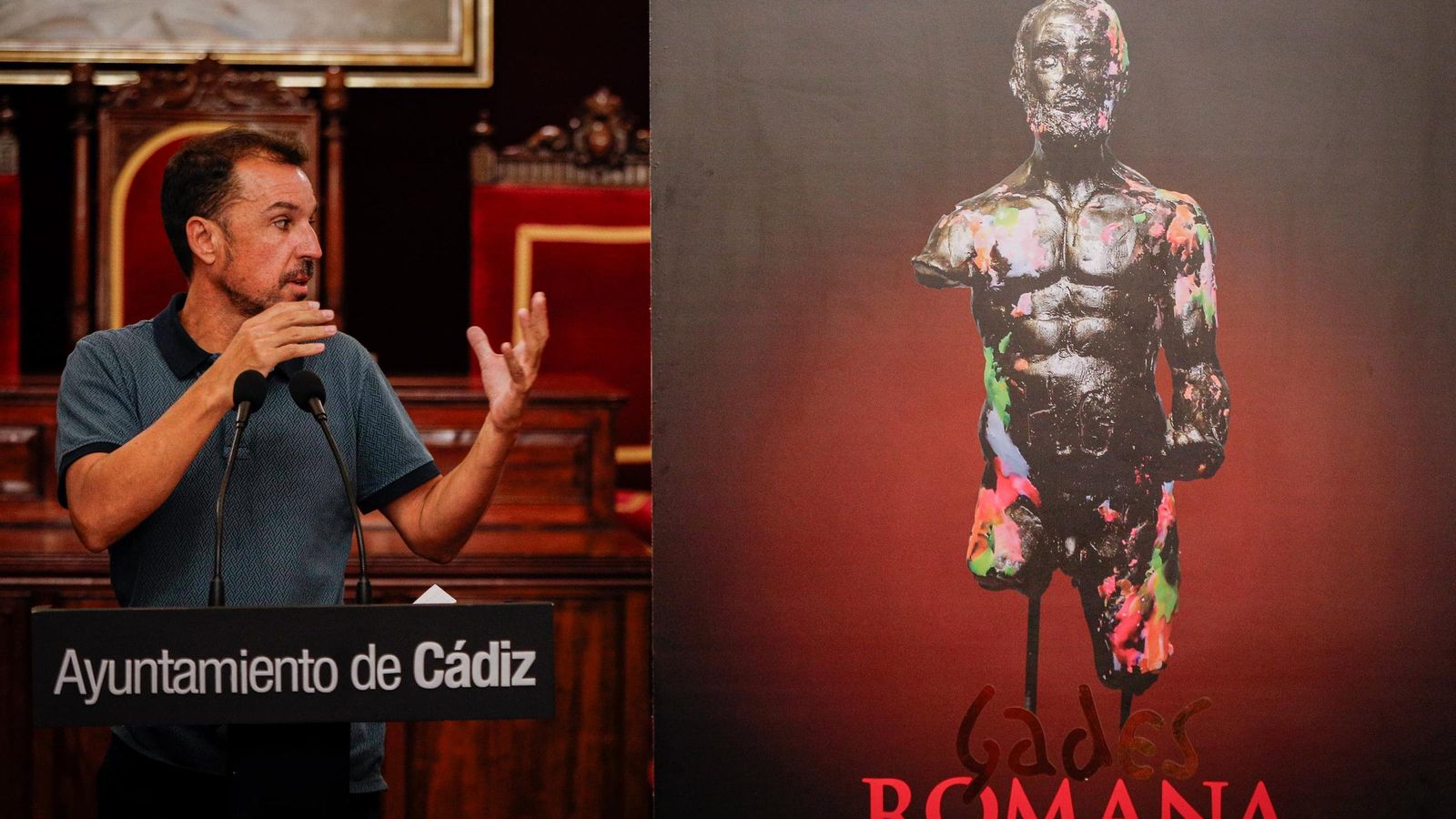El artista Pablo Fernández-Pujol con el cartel de Cádiz Romana 2025.