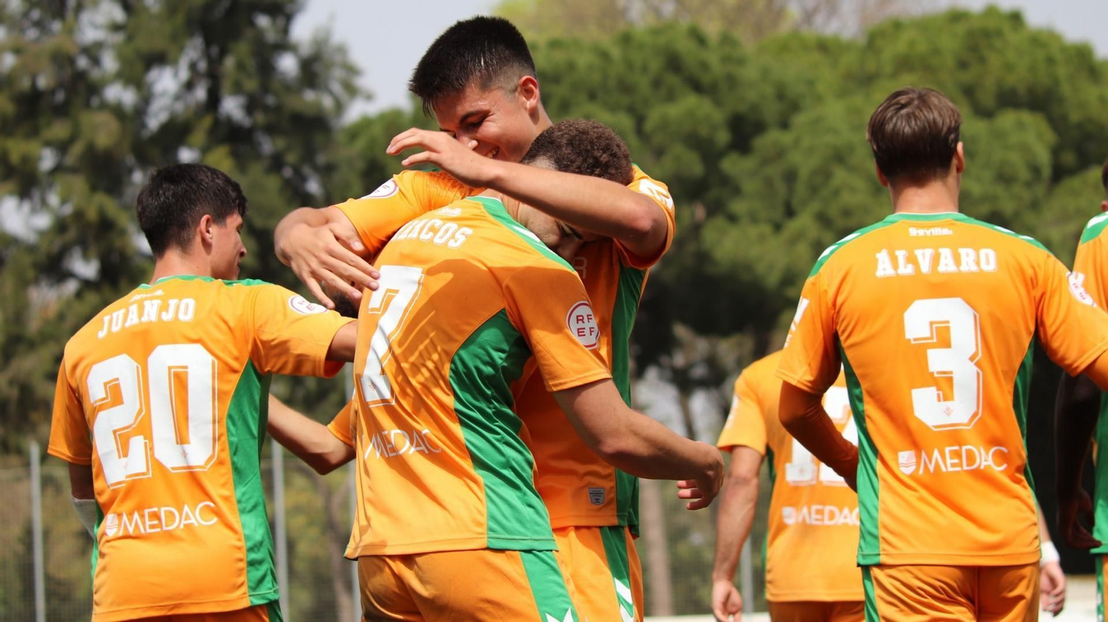 Marcos Fernández, protagonista por sus goles, es abrazado por sus compañeros.