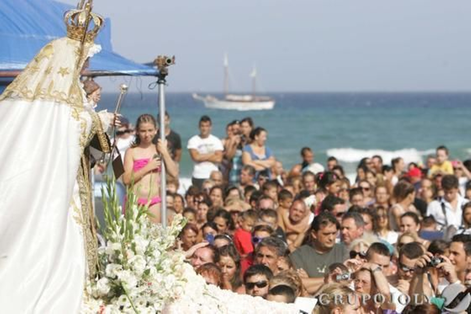 Virgen del Carmen ante la expectación en la La Línea.

Foto: Joaquín Quiñones