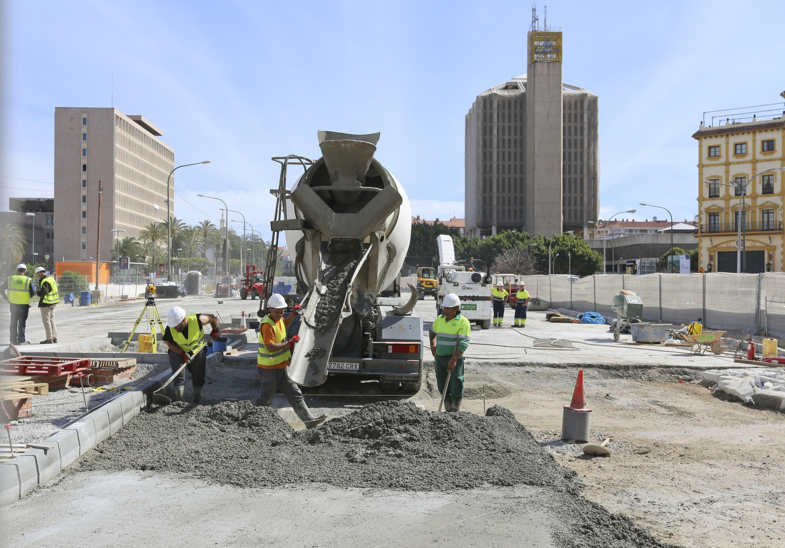 Los operarios, en plenas labores, ayer.