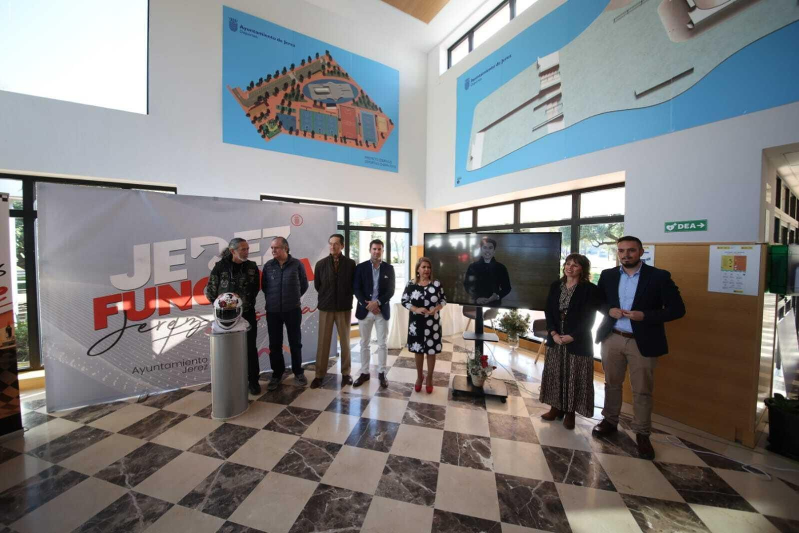 Mamen Sánchez, junto a Jaime Martínez, Laura Álvarez, Jesús Alba y miembros del Consejo Local del Motor en la presentación de Garage 93.