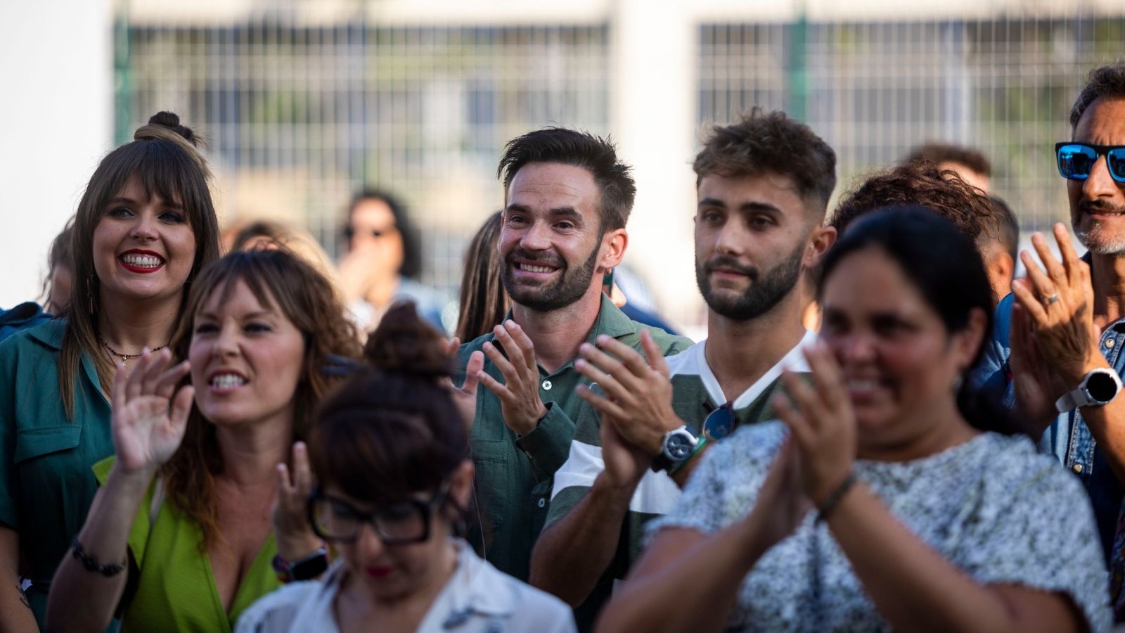 David de la Cruz, en el centro, aplaude en el acto de cierre de campaña de Adelante Izquierda Gaditana.