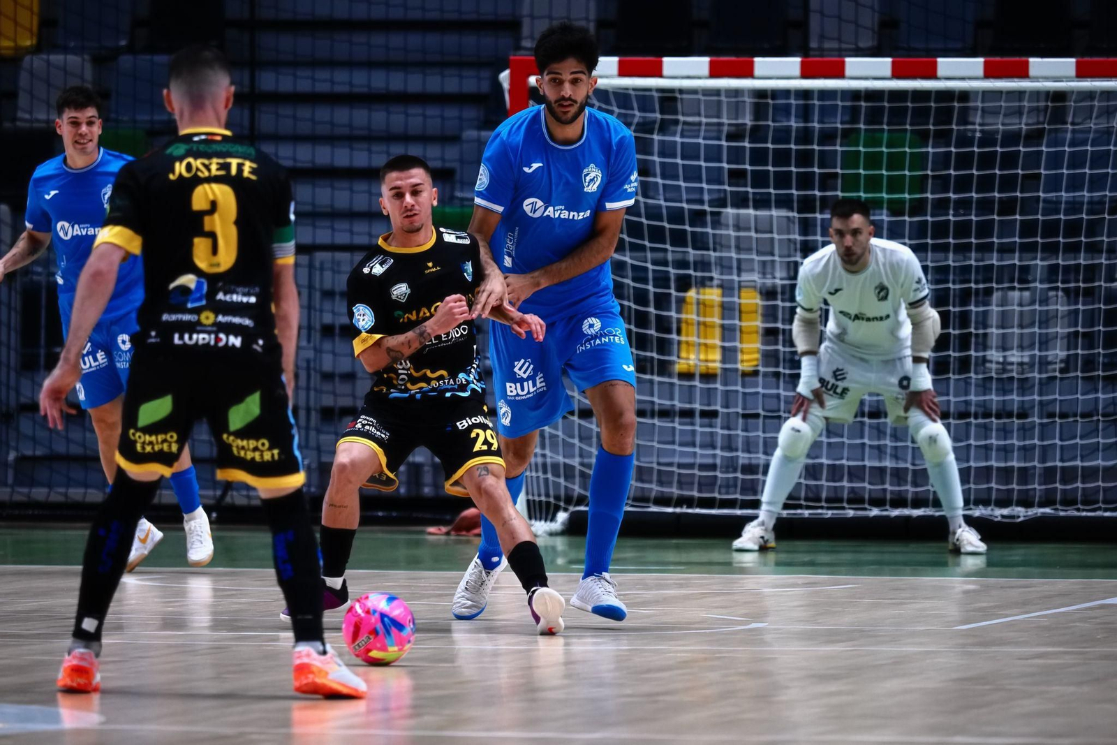 Josete recibe un pase de Isma Vacas durante una acción del encuentro de los ejidenses en su visita a Avanza Jaén.