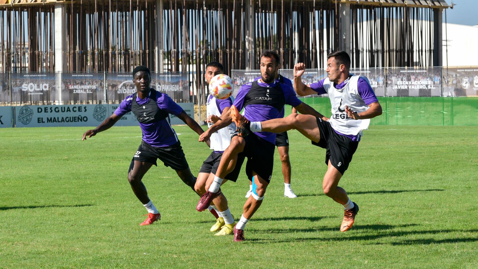 Entrenamiento de la Balona en el estadio Municipal de La Línea