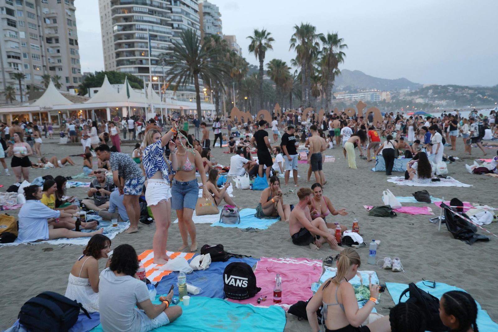 Así se vive la noche de San Juan en la playa de la Malagueta de Málaga, en fotos