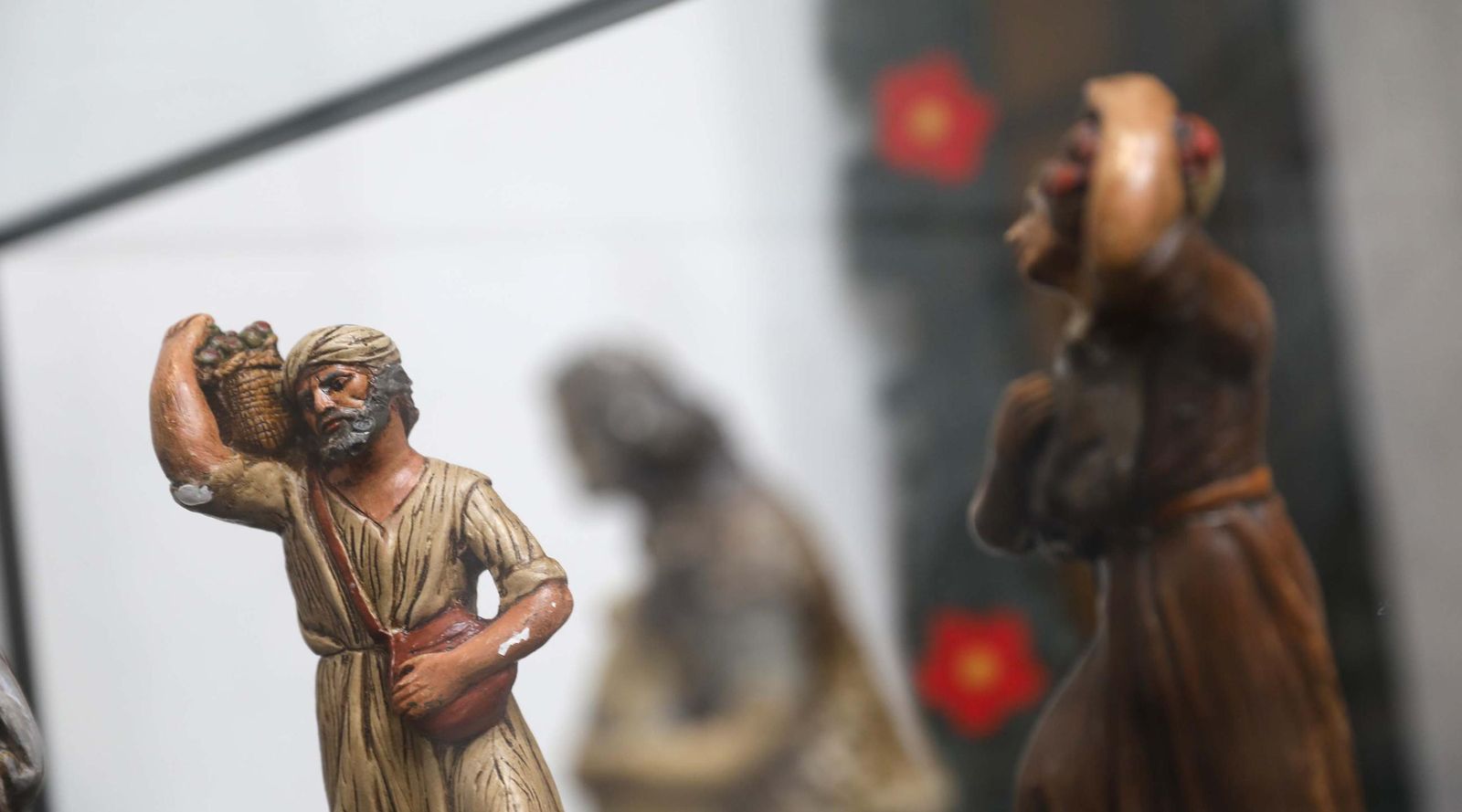 Hilos de Navidad: Las tejedoras de Recrearte llenan el Museo Municipal de Algeciras con las decoraciones en coché