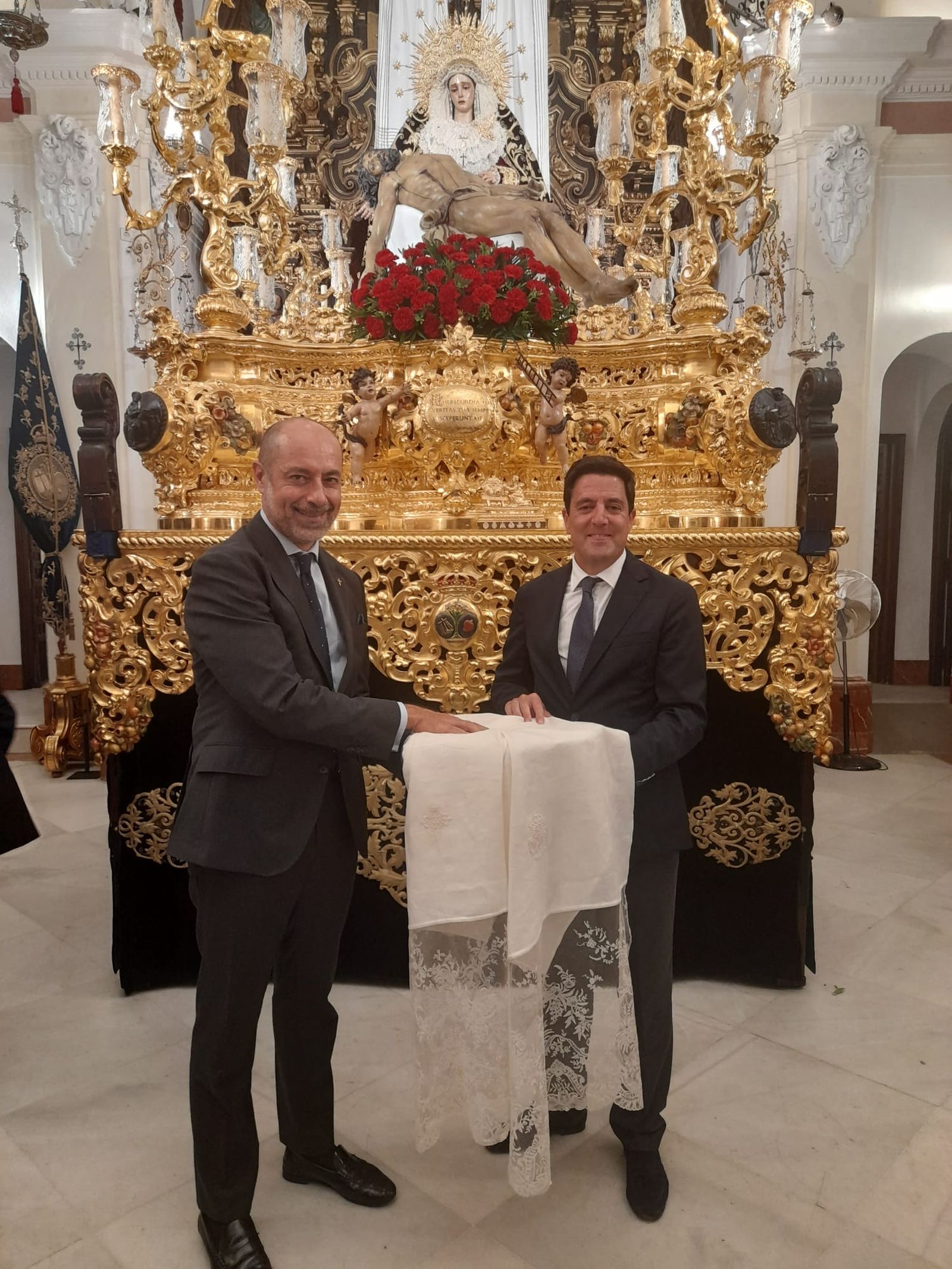 Entrega del sudario ante el paso de la Piedad