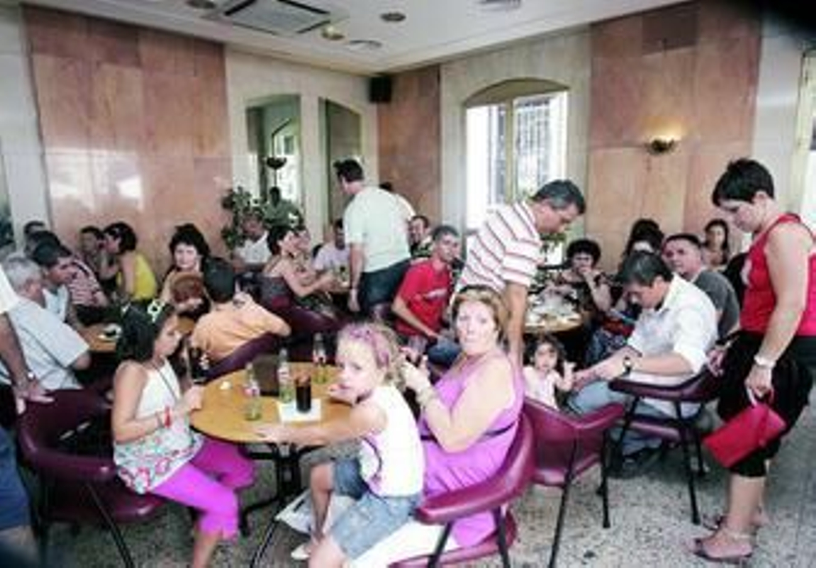 Los bares y restaurantes de la capital atraen cada día a miles de almerienses.