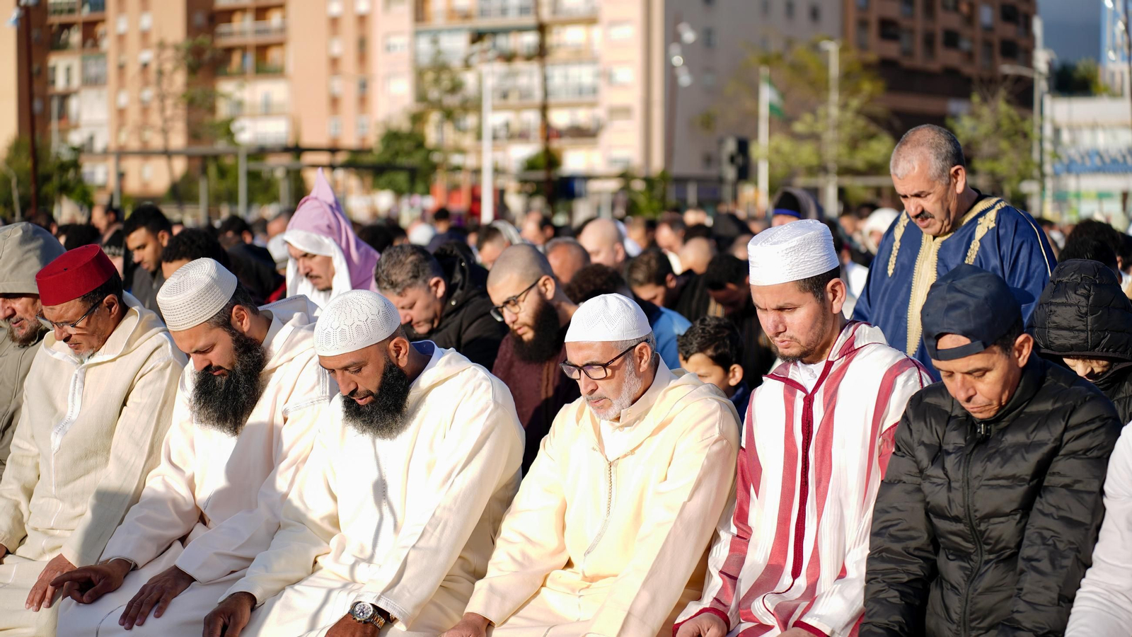 Fotos: Los musulmanes de Algeciras finalizan el mes de ayuno del Ramadán con un rezo comunitario en el Llano Amarillo
