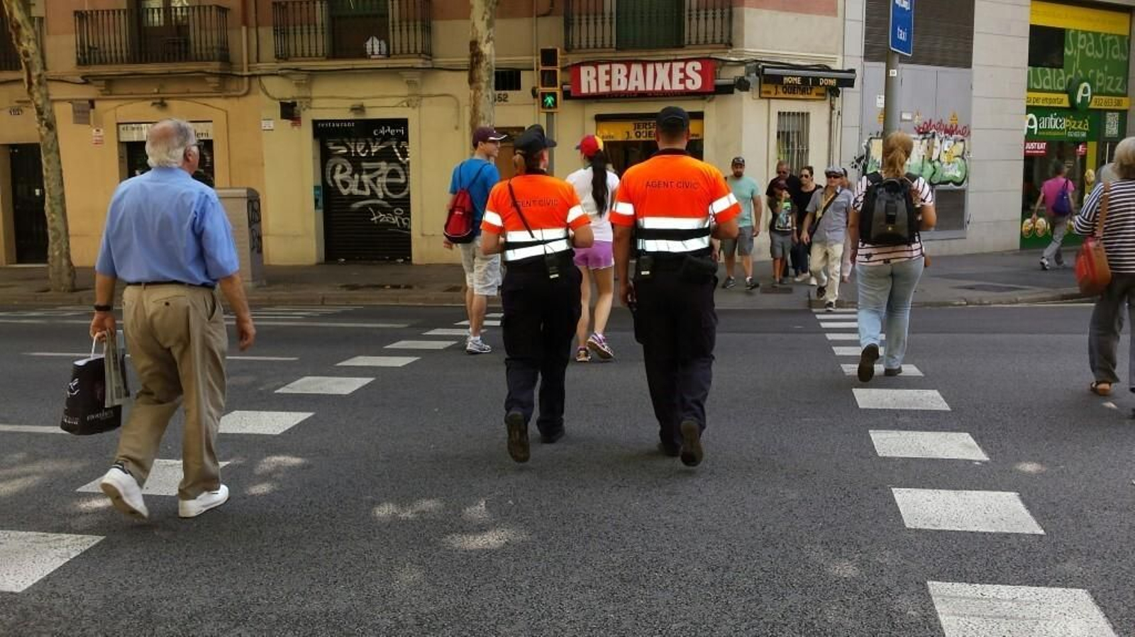 Unos agentes cívicos nocturnos en Barcelona.