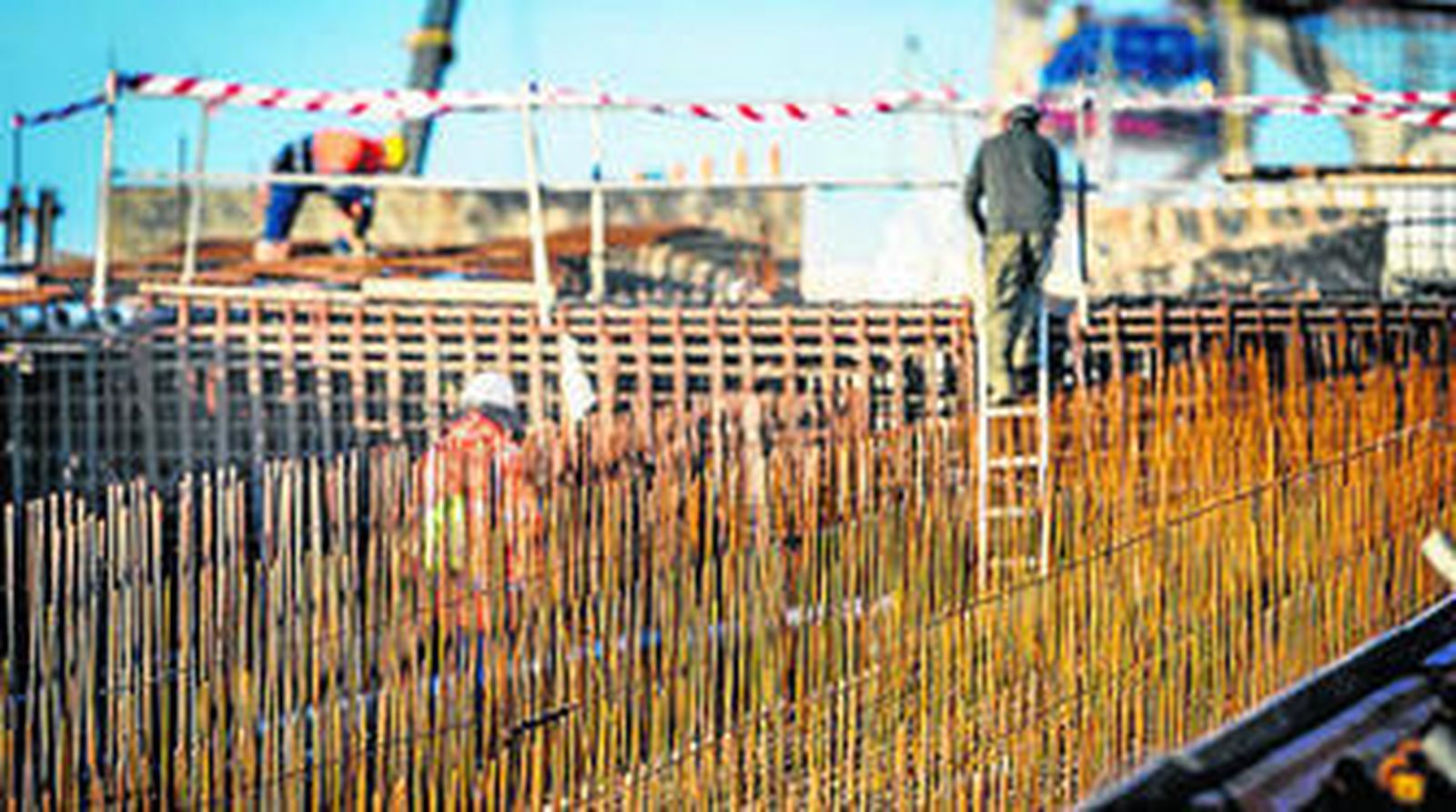 1. Vista del tablero que alcanza la pila 9, de 30 metros de anchura y 550 de longitud y que está prácticamente hormigonado. 2. Trabajos de hormigonado sobre la cimbra del tramo puertorrealeño. 3. El tramo desmontable, en el muelle de La Cabezuela. 4. Imagen del tramo puertorrealeño desde la pila 13. 5. Carro auxiliar situado bajo el de izado ascendente de la pila 13 y que se utiliza para soldar. 6. Un operario entre la ferralla. 7. Dovelas listas para ser izadas en Puerto Real. 8. Un técnico en la dovela más próxima a Cádiz de la pila 13, a 69 metros de altura. 9. Un operario en el tablero. Al fondo, el puente Carranza.