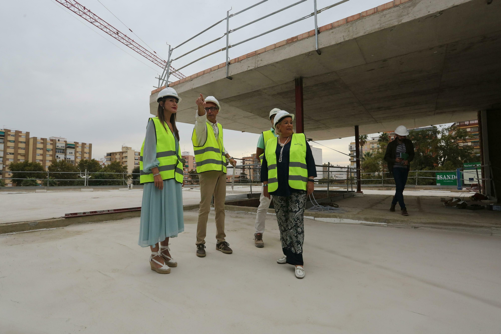 Bella Verano, Fernando Suárez y Manuela Caro durante la visita a las obras.