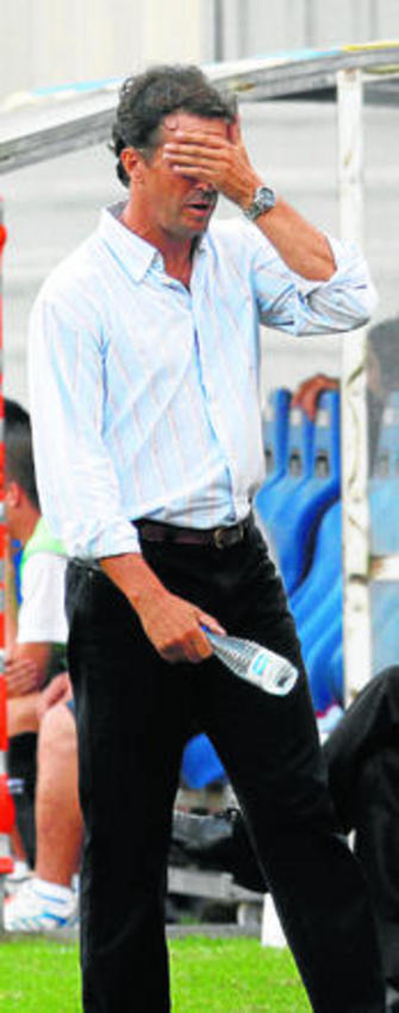 Jose se tapa los ojos ayer en un instante del partido.