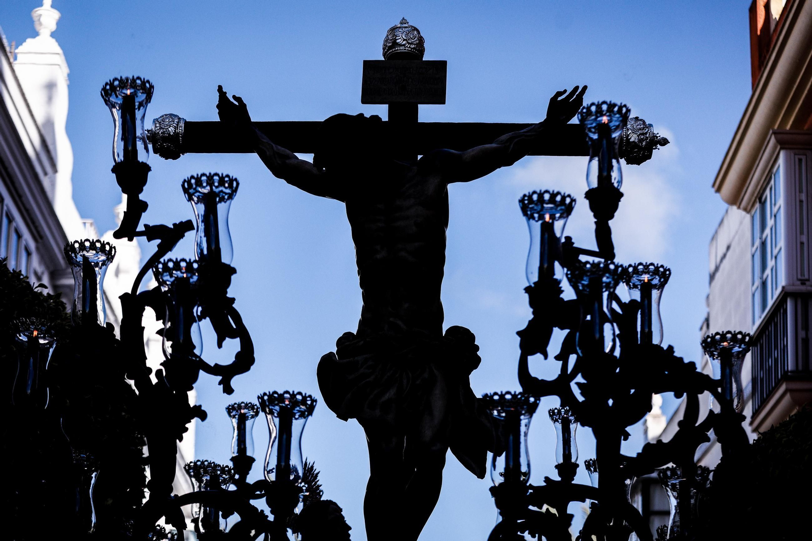 Imágenes de la salida de Desamparados en la Semana Santa de San Fernando 2025