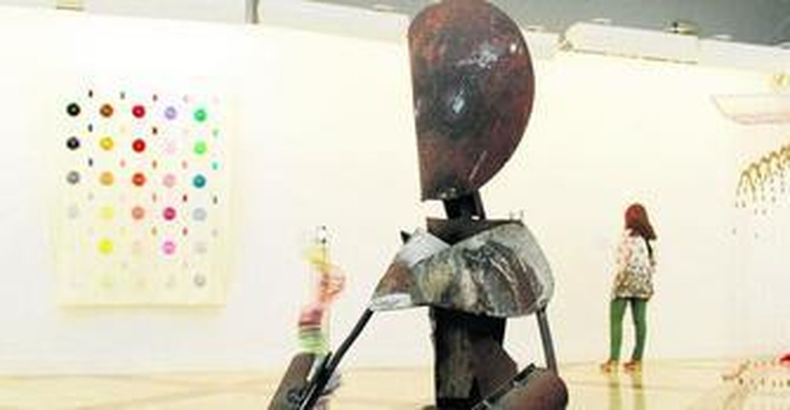 Algunas de las obras que conforman la exposición instalada en la Casa Colón de Huelva.