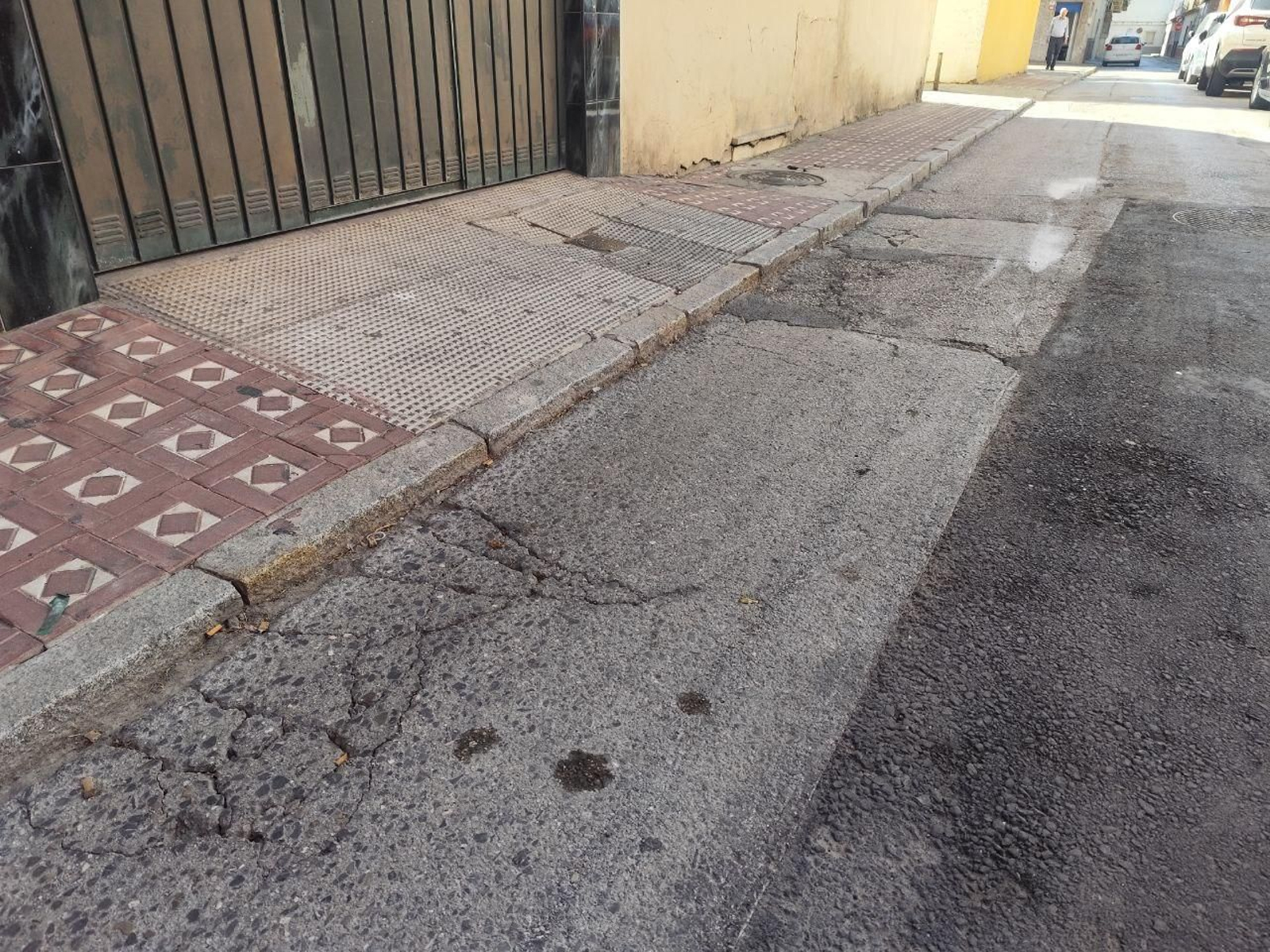 La calle Balmes, en La Línea, donde no ha llegado el plan de asfaltado municipal.