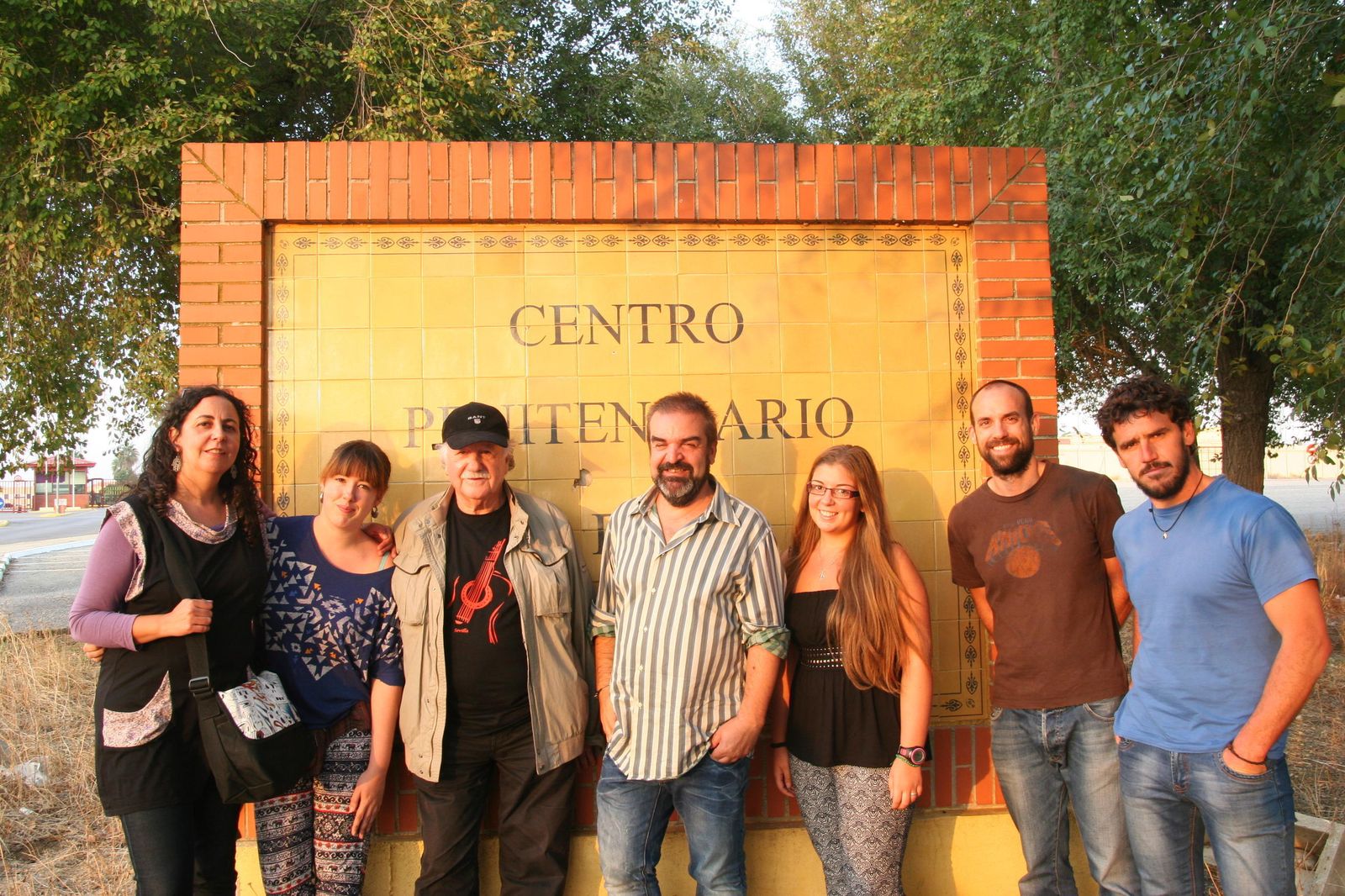 Gervasio Iglesias con voluntarios de la ONG Solidarios en la entrada del centro penitenciario Sevilla I.