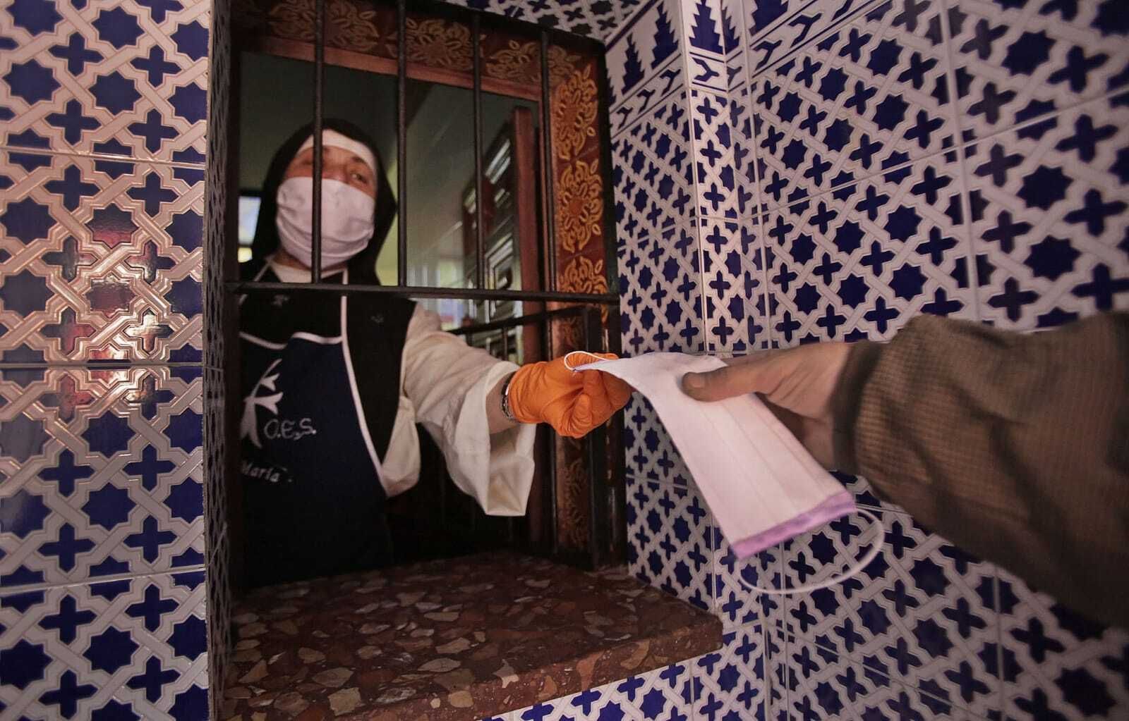 Imagen de una de las religiosas del Espíritu Santo ofreciendo ayuda a través del torno.