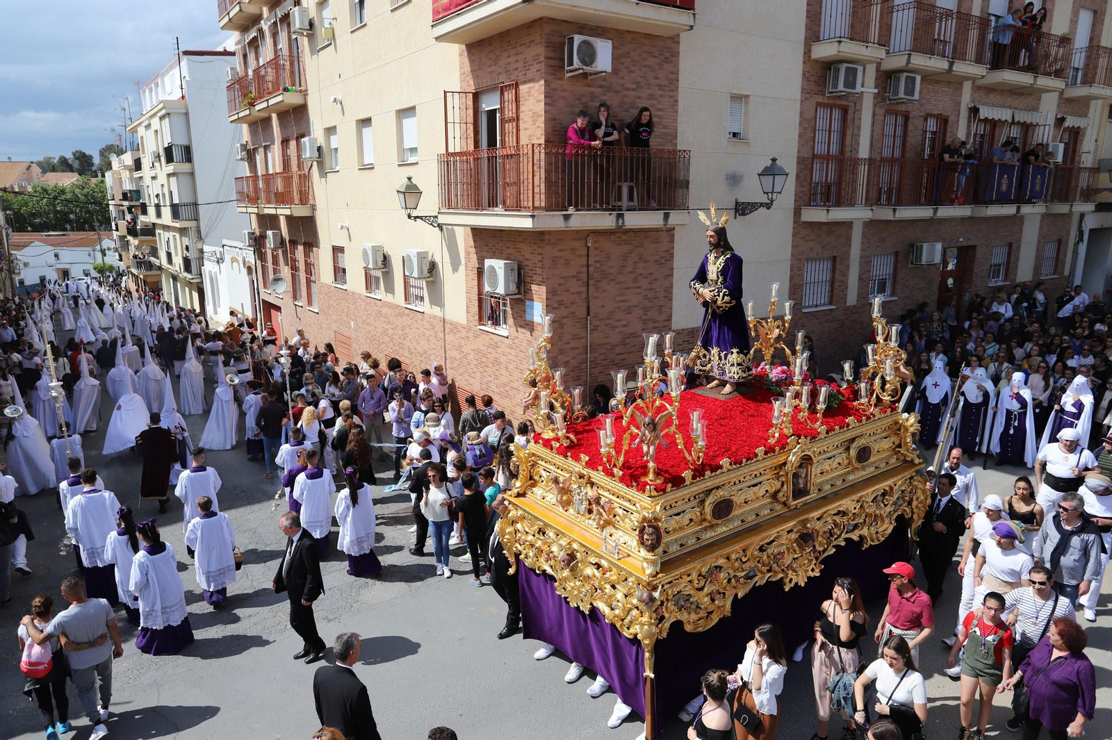 Imágenes del recorrido de la Hermandad del Cristo Cautivo de Huelva