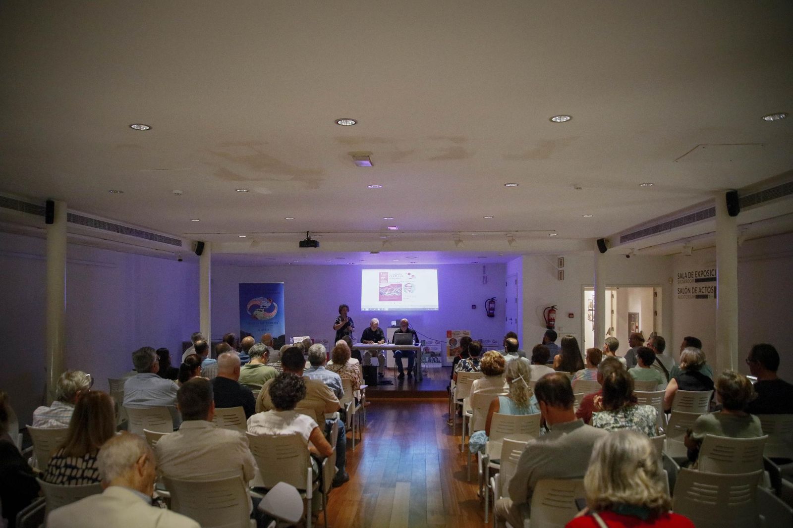 Las imágenes de la conferencia dentro de la "Semana Cultural Puerta Europa" de Ginés Valera en Almería