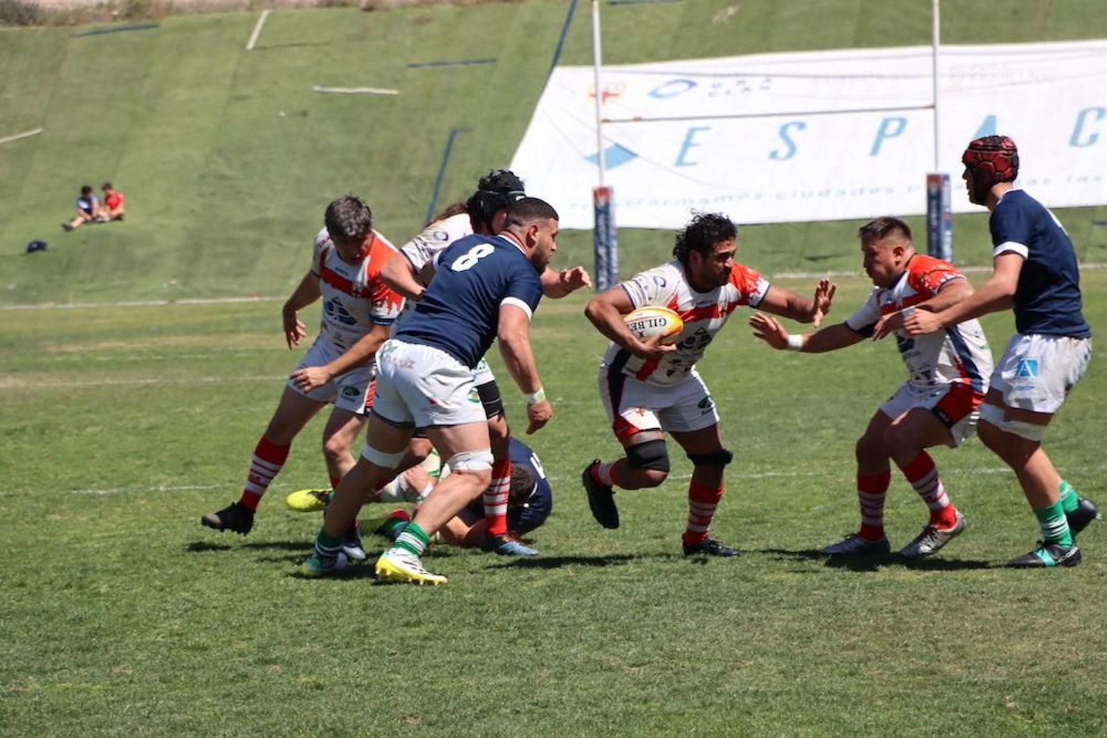 Un jugador cruzado intenta rebasar la línea defensiva santanderina