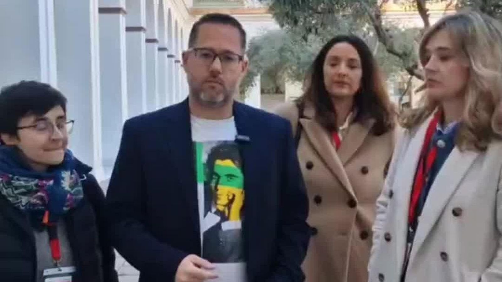 José Ignacio García, junto a una representación de la comunidad educativa.