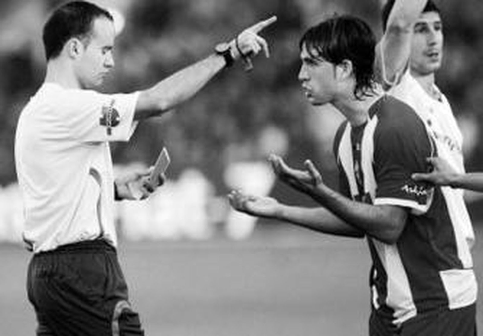 Cisma protesta a Ontanaya López en el Racing-Almería.