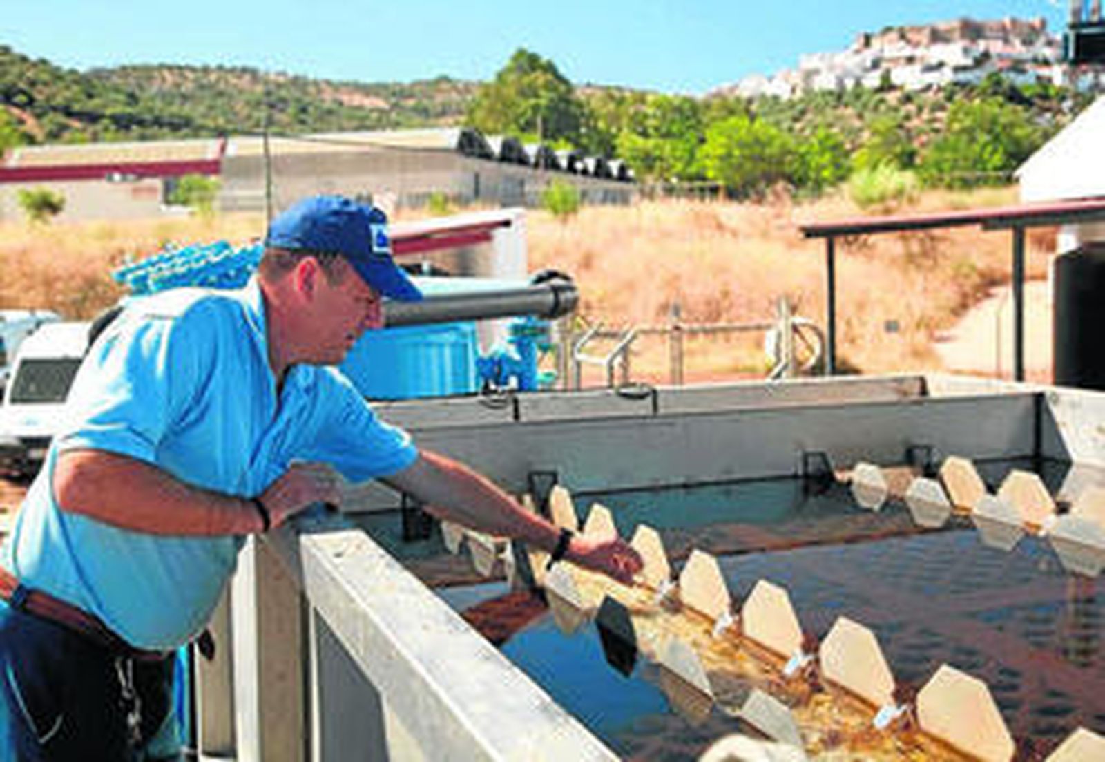Un operario de Giahsa toma muestras de agua.