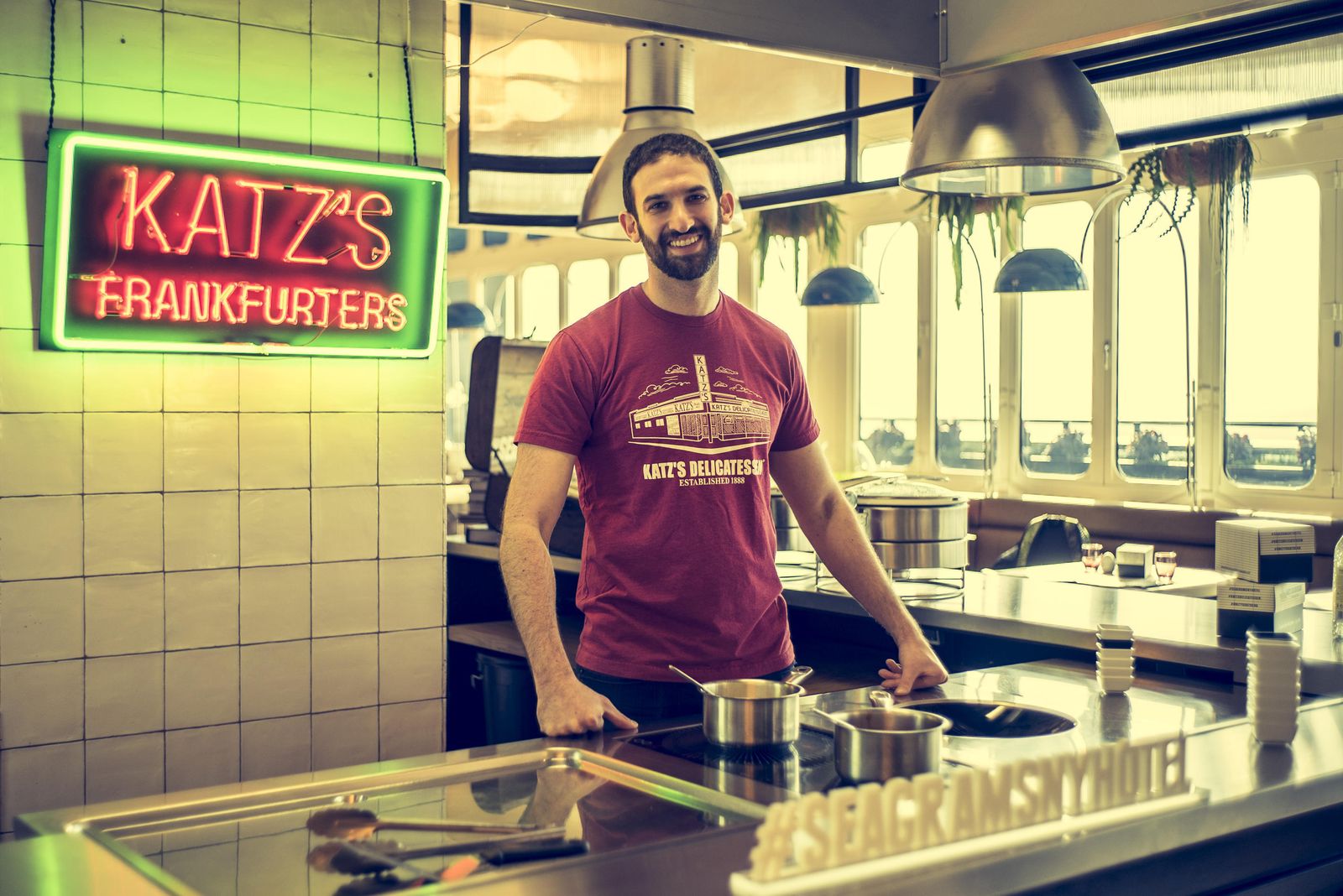 Jake Dell, quinta generación al frente del Katz's Delicatessen.